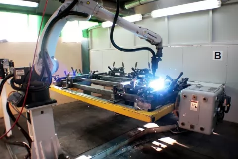 Robot spawalniczy w trakcie pracy
