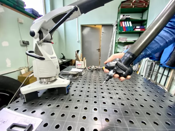 Precyzyjny pomiar ramieniem pomiarowym ROMER ABSOLUTE ARM RA-7325